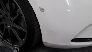 Witte bumper voor reparatie